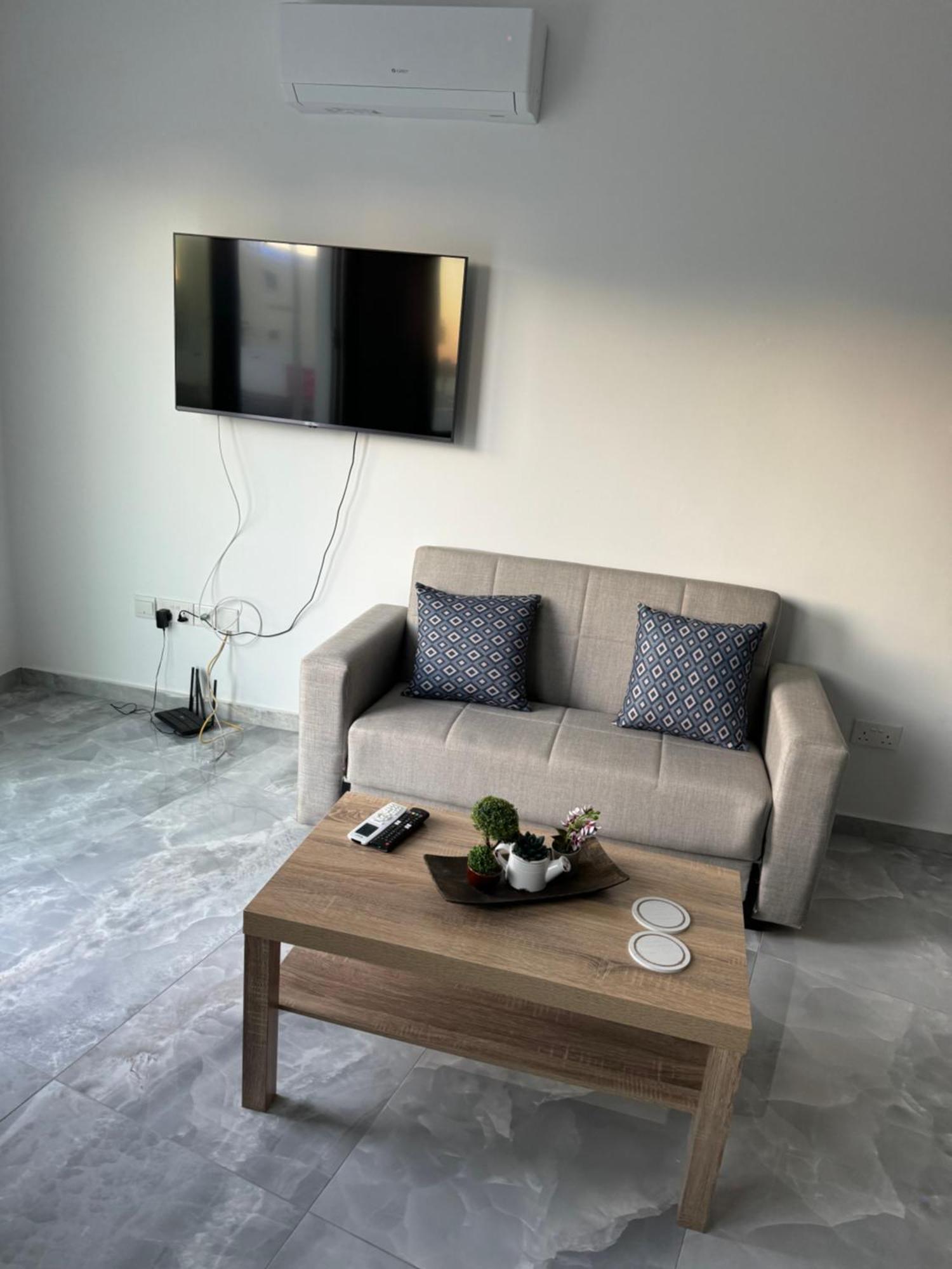 Beachside Light House Kato Paphos 82 Екстериор снимка